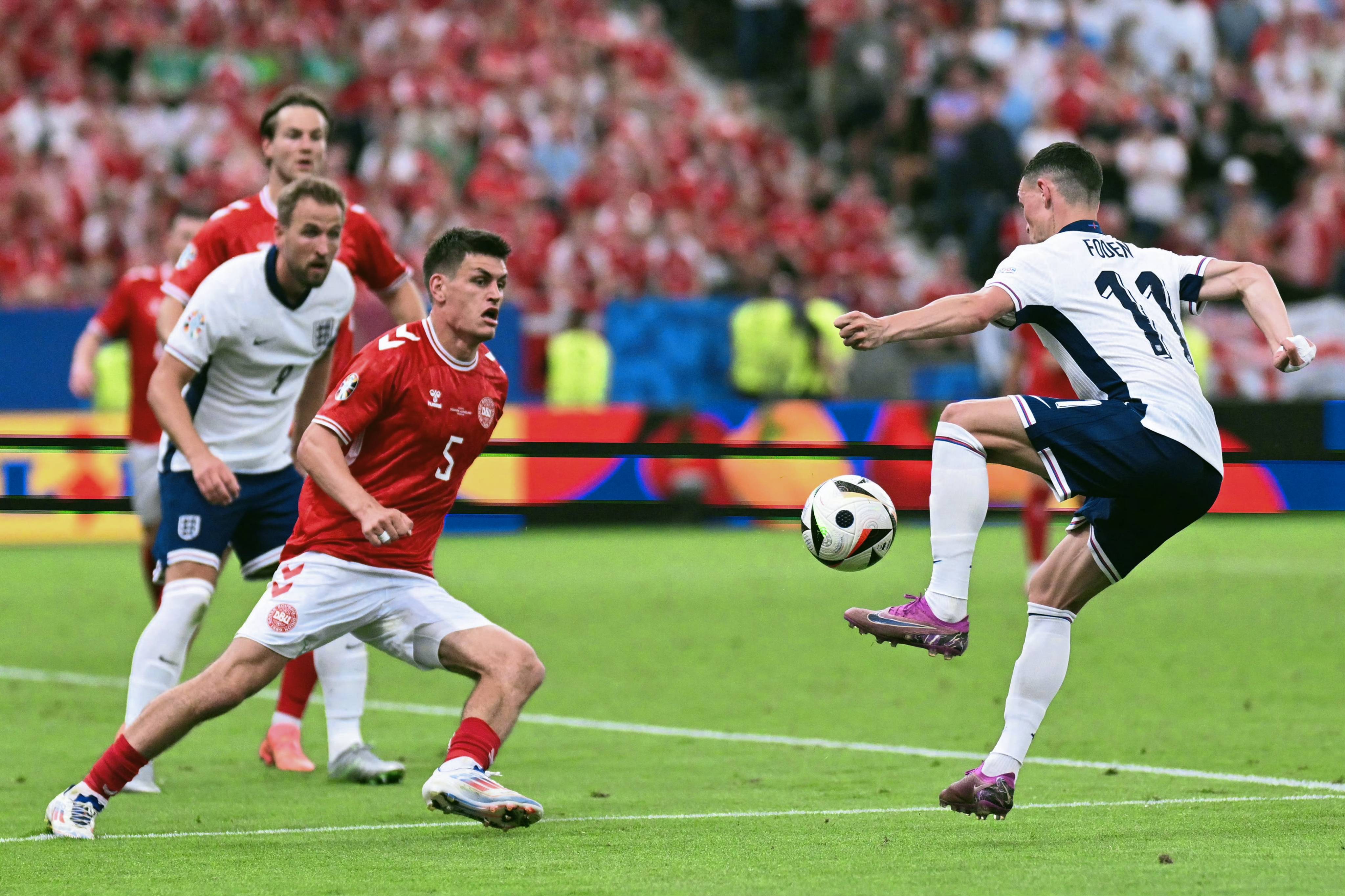 英格兰队在比赛中击败对手,晋级下一轮,全场震撼 英格兰队在比赛中击败对手,晋级下一轮,全场震撼