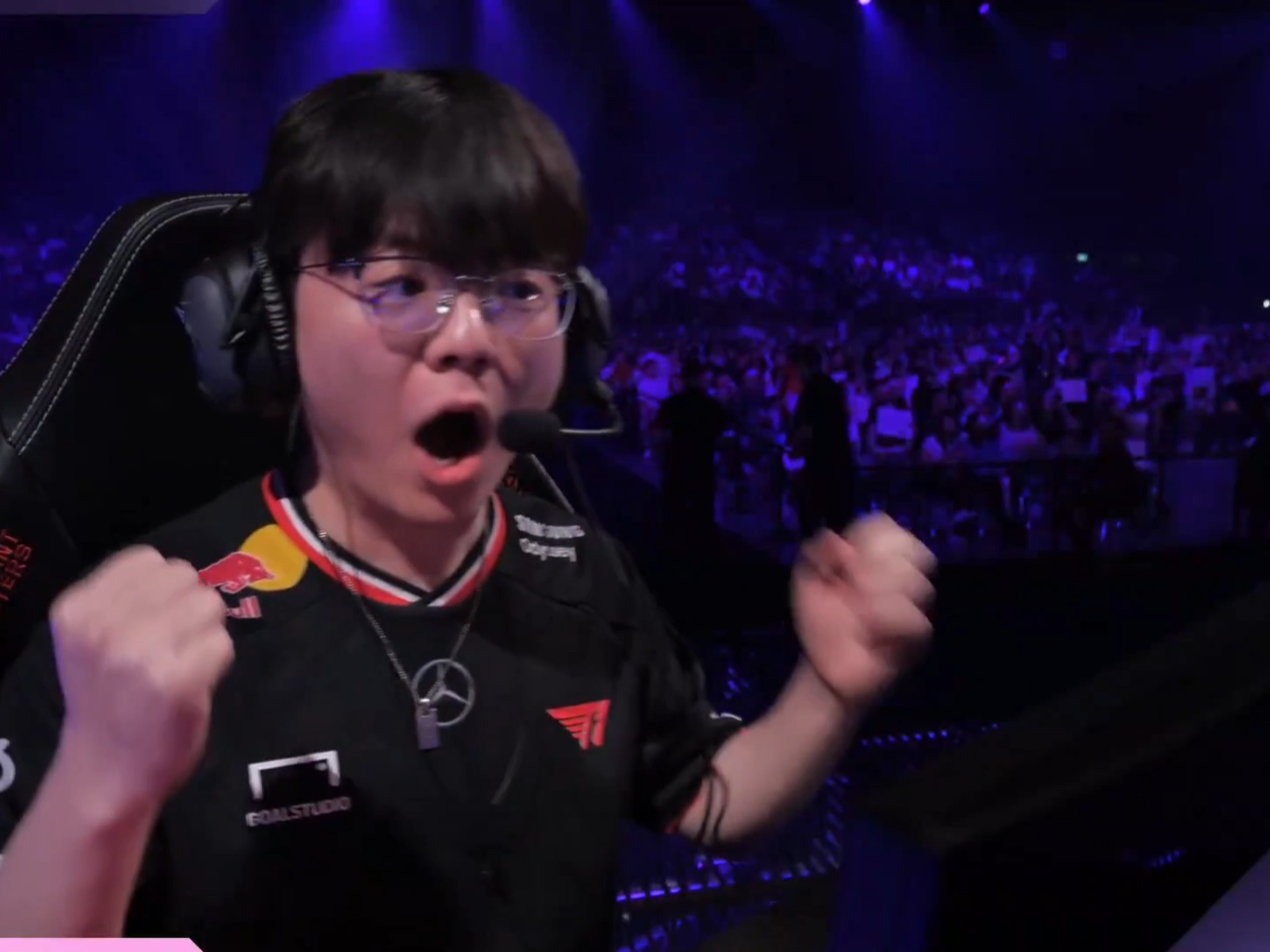 DFM血洗T1,BDD开启传奇时刻宿敌对决淘汰赛,让粉丝疯狂欢呼 DFM血洗T1,BDD开启传奇时刻宿敌对决淘汰赛,让粉丝疯狂欢呼