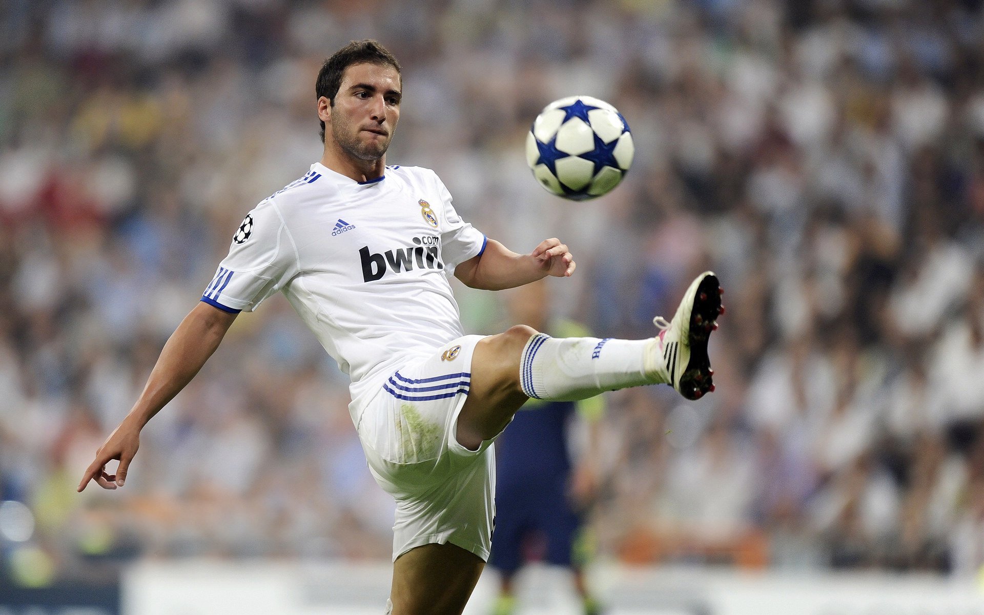 当斯玛特的抢断撕开盐湖城夜色，一个新王已在攻防血雨腥风中加冕